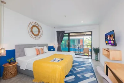 Camera Matrimoniale Deluxe con Balcone — Kraam Silhouette Hotel and Cafe Phuket- Chalong pier Hotel